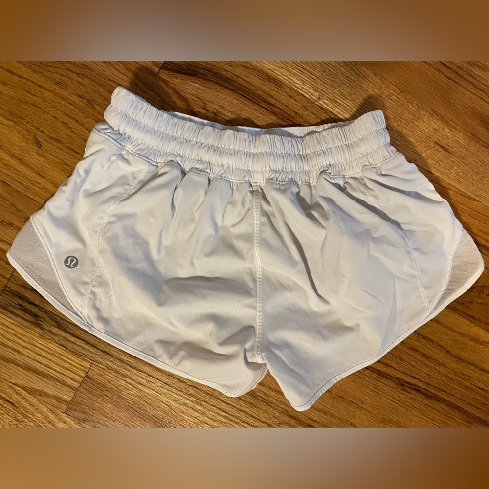 Lululemon hotty hot size 4 2.5in white shorts